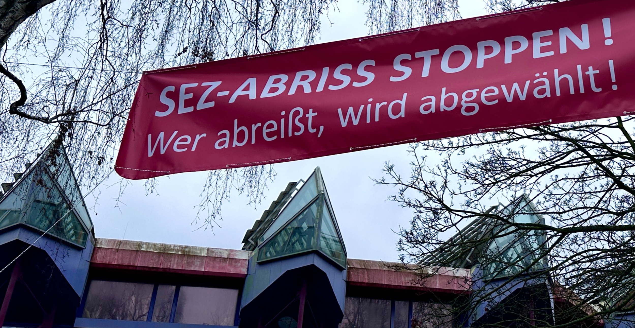 26.02.2026 Pressemitteilung von Gemeingut in BürgerInnenhand & Naturfreunde Berlin: Abriss des SEZ ist rechtswidrig